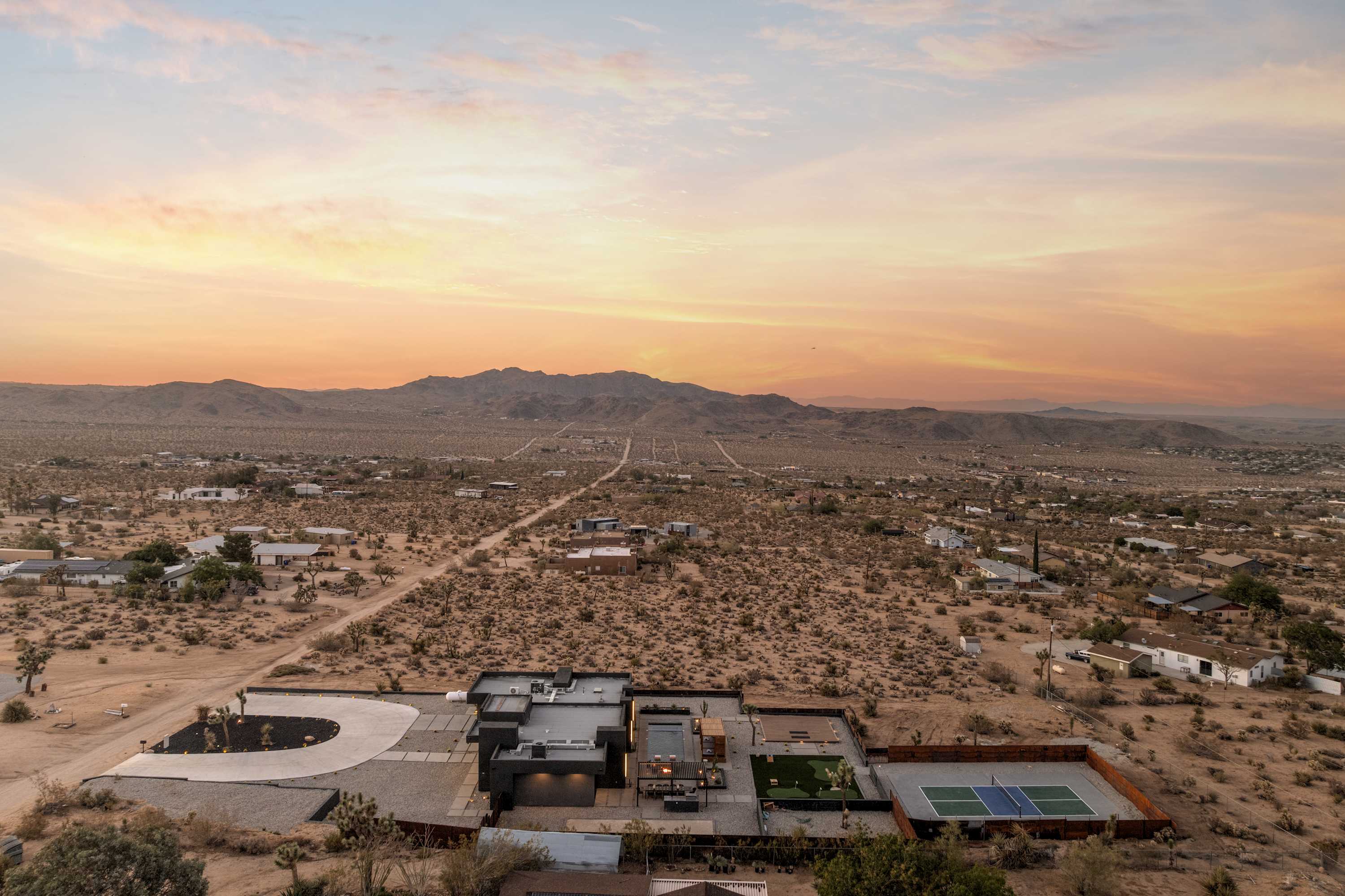 Desert Mirage PoolSpa-MiniGolf-YogaDeck-EVCharger — photo 2
